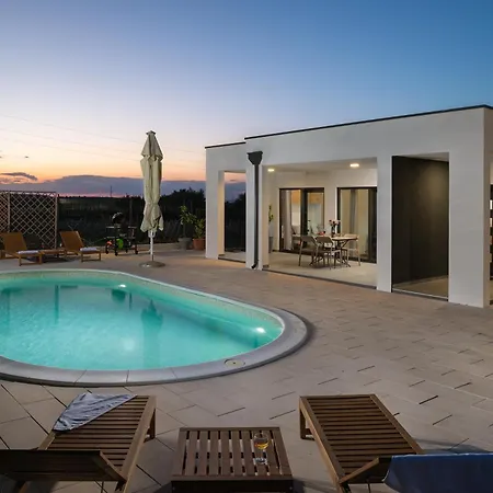 Akadia Kuca Za Odmor Sa Grijanim Bazenom فيلة