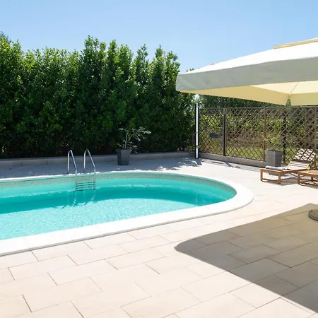 Akadia Kuca Za Odmor Sa Grijanim Bazenom زادار