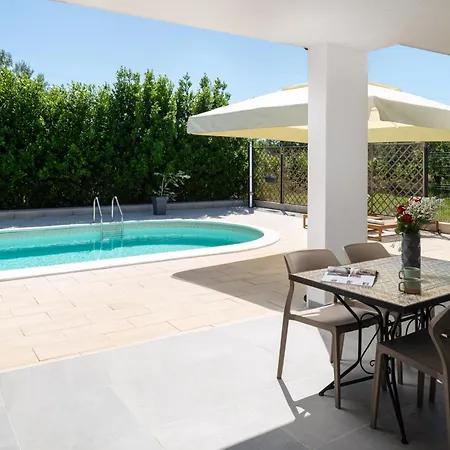 Akadia Kuca Za Odmor Sa Grijanim Bazenom *