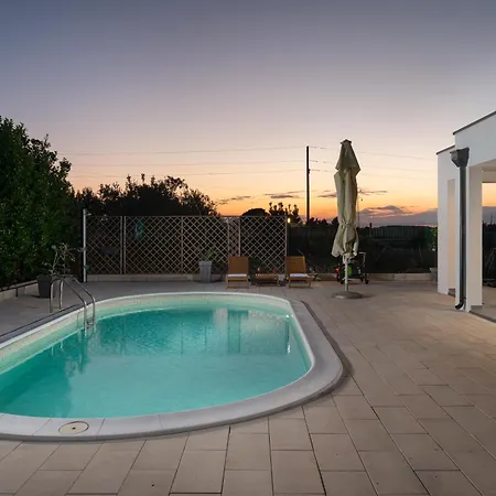 Akadia Kuca Za Odmor Sa Grijanim Bazenom