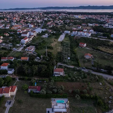 Akadia Kuca Za Odmor Sa Grijanim Bazenom فيلة