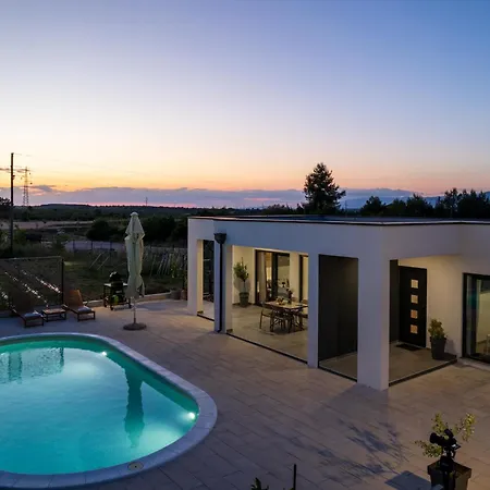 Akadia Kuca Za Odmor Sa Grijanim Bazenom *