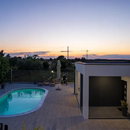 Akadia Kuca Za Odmor Sa Grijanim Bazenom فيلة زادار