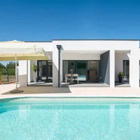 Akadia Kuca Za Odmor Sa Grijanim Bazenom *