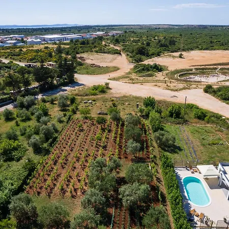 Akadia Kuca Za Odmor Sa Grijanim Bazenom 빌라