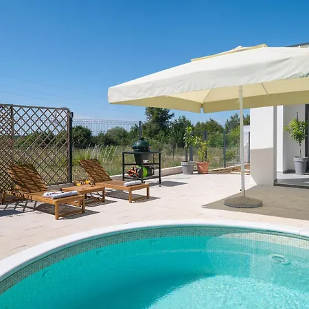 Akadia Kuca Za Odmor Sa Grijanim Bazenom * 자다르