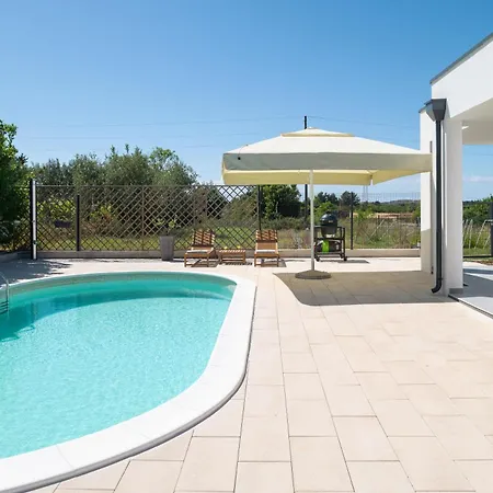 Akadia Kuca Za Odmor Sa Grijanim Bazenom 빌라