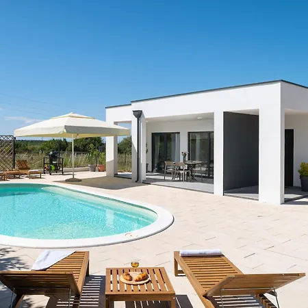 Akadia Kuca Za Odmor Sa Grijanim Bazenom