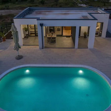 빌라 Akadia Kuca Za Odmor Sa Grijanim Bazenom *