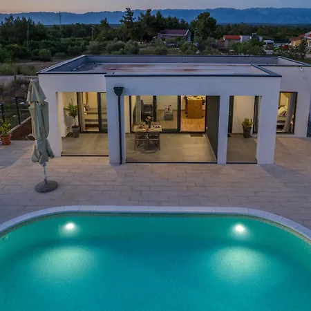 Akadia Kuca Za Odmor Sa Grijanim Bazenom 빌라