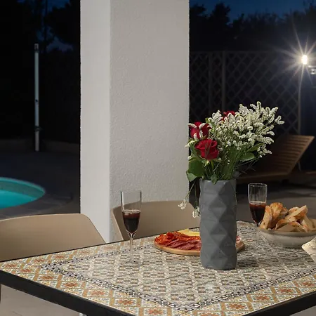 Akadia Kuca Za Odmor Sa Grijanim Bazenom *