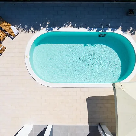 Akadia Kuca Za Odmor Sa Grijanim Bazenom